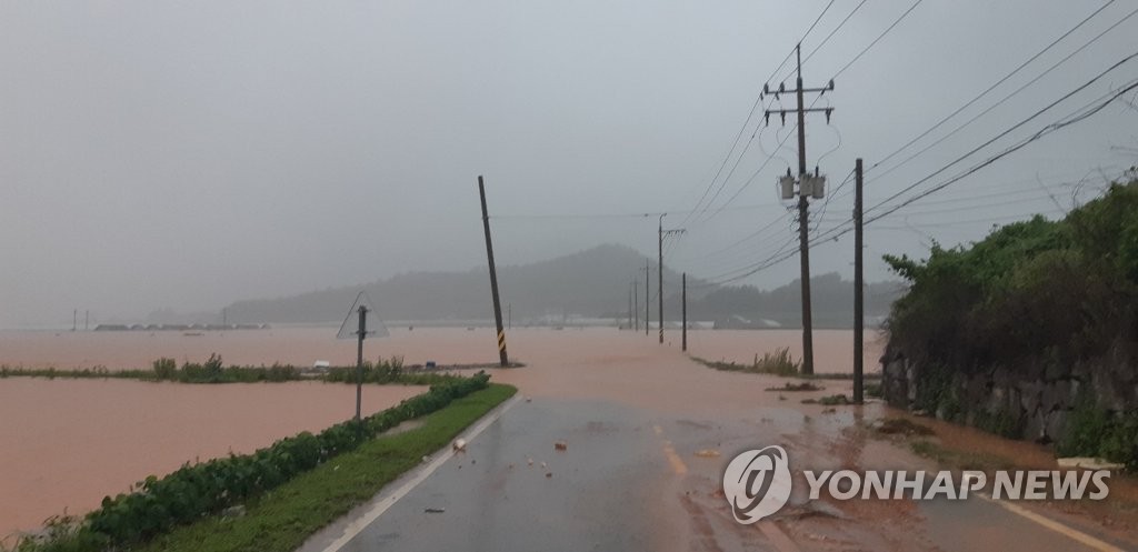 폭우로 잠긴 도로와 농경지
