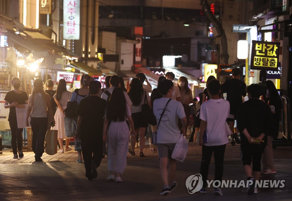 확진자 급증에도 붐비는 홍대
