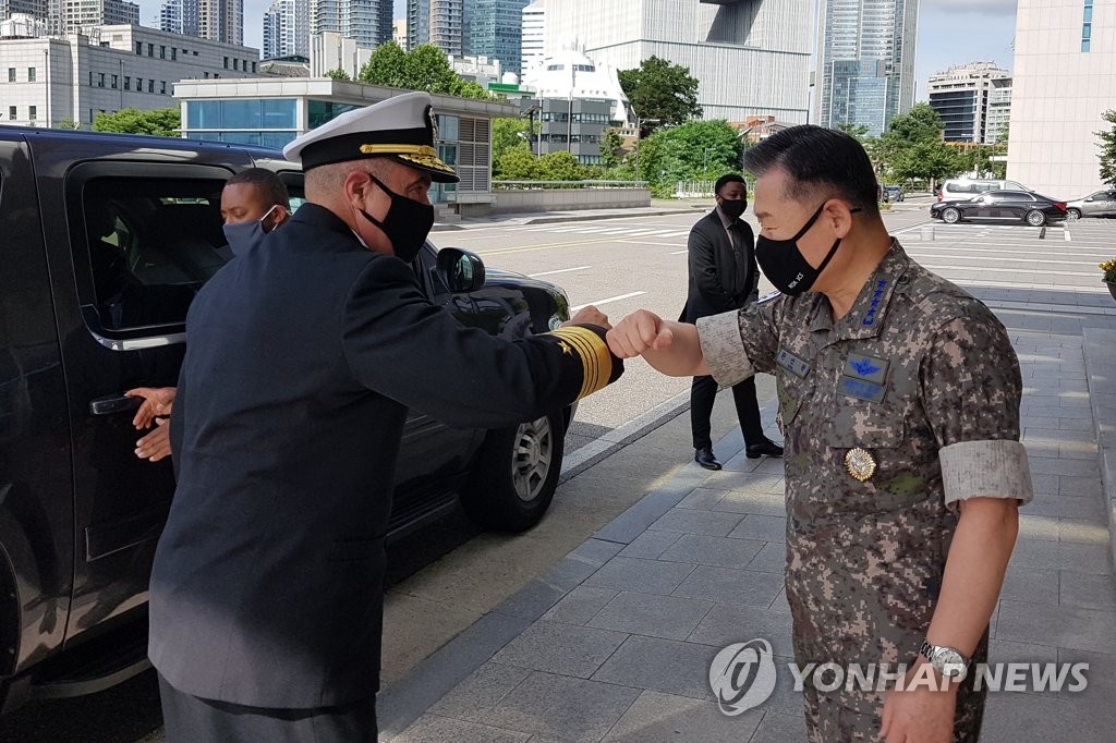 원인철 합참의장과 인사하는 찰스 리처드 미국 전략사령관