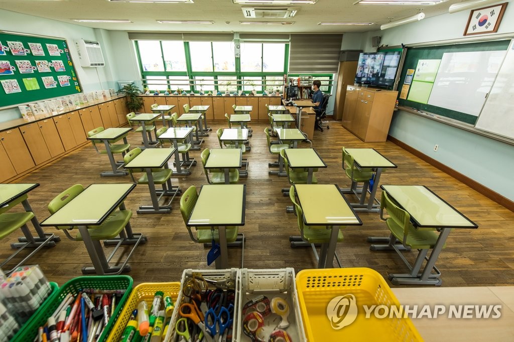 원격 수업 전환에 텅 빈 교실