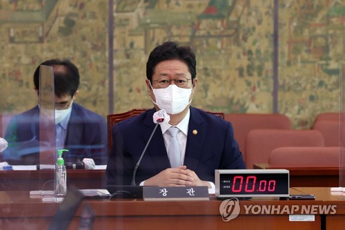 추경안 관련 질의에 답변하는 황희 문화체육관광부 장관