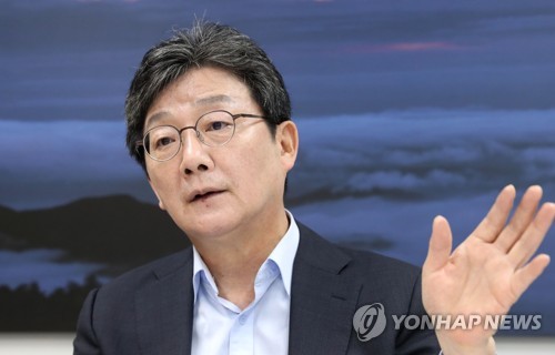 연합뉴스와 인터뷰하는 유승민 전 의원