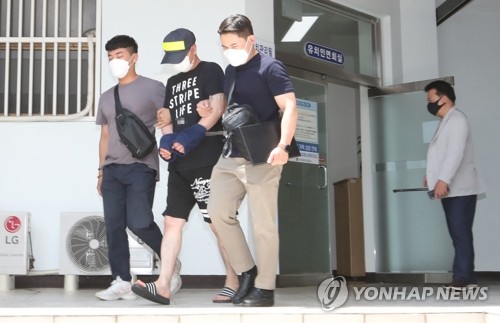 제주지법으로 이송되는 제주 중학생 살해 피의자