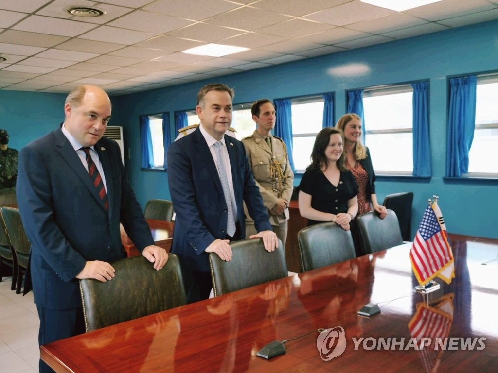 UK defense chief visits Panmunjom UK defense chief visits Panmunjom