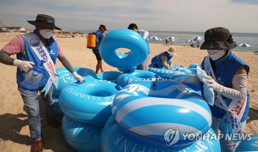 코로나19 4차 대유행…동해안 해수욕장 방역 비상