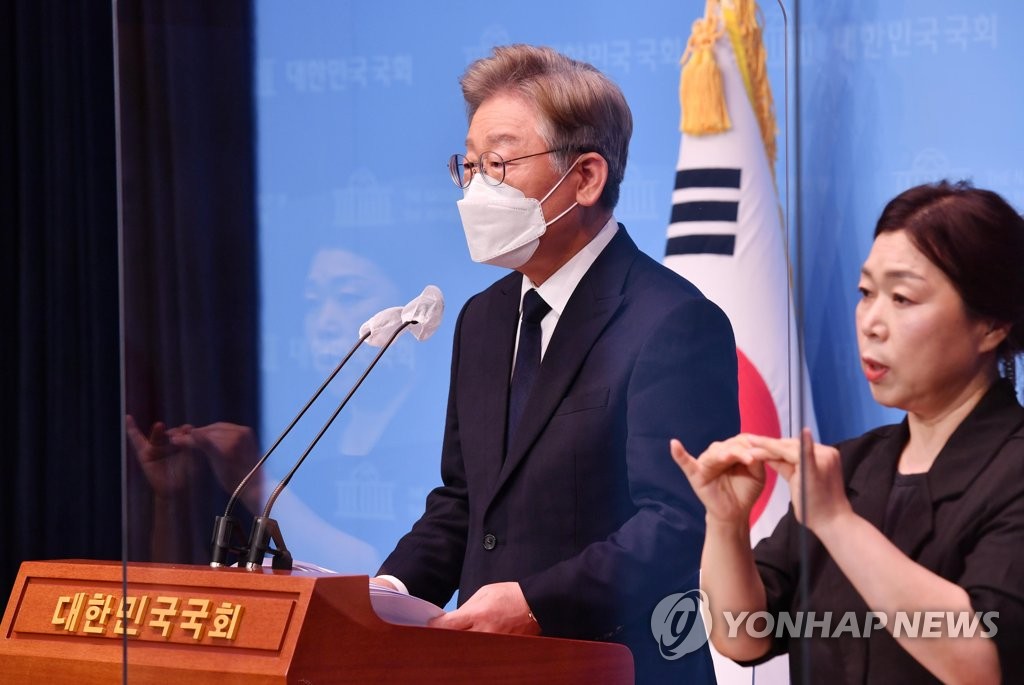 이재명, "청년 200만원, 그외 전국민 100만원 기본소득 지급"