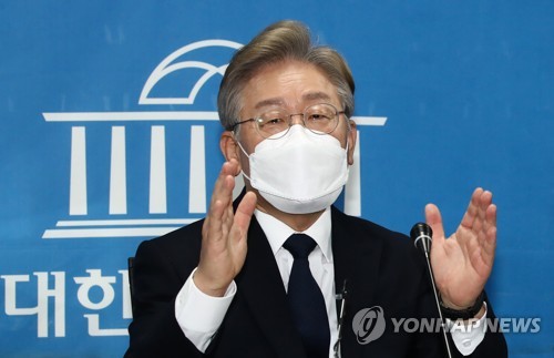 화상 정책공약 기자간담회 하는 이재명 경기도지사