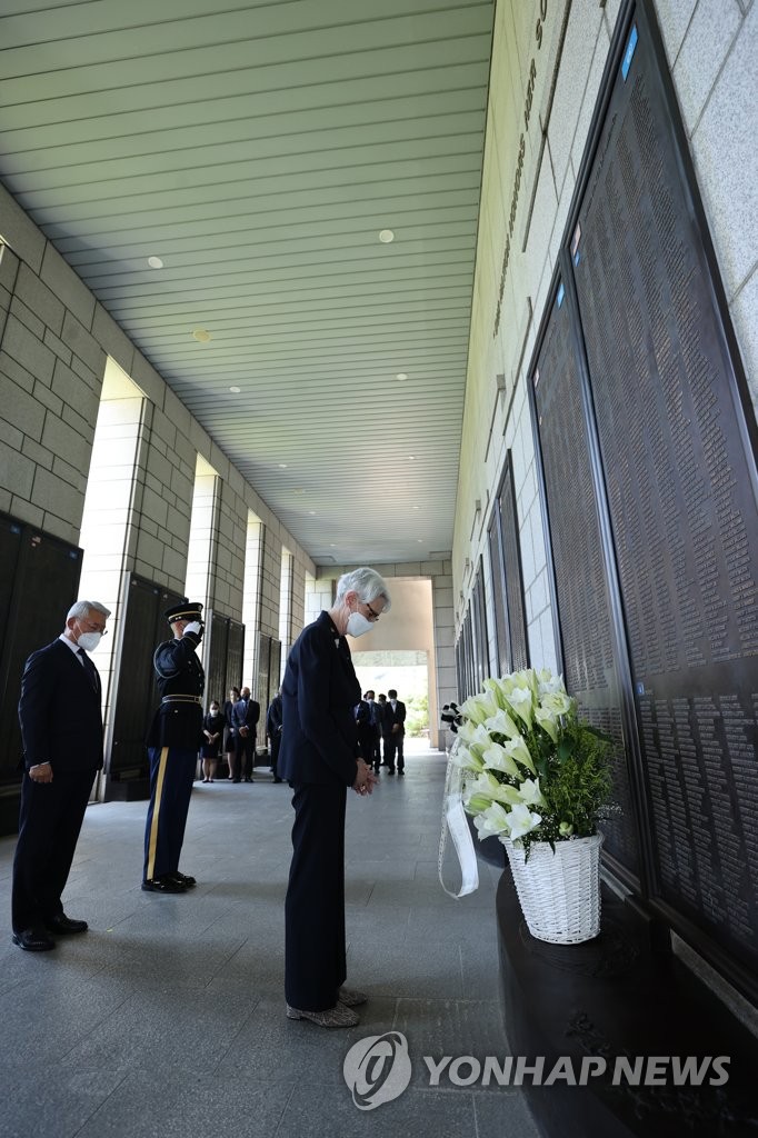 U.S. official visits War Memorial U.S. official visits War Memorial