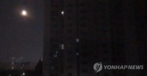 열대야에 전력 사용량 급증…곳곳에서 '정전'