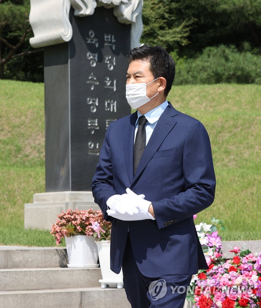 박정희 전 대통령 묘역 둘러보는 김태호 의원