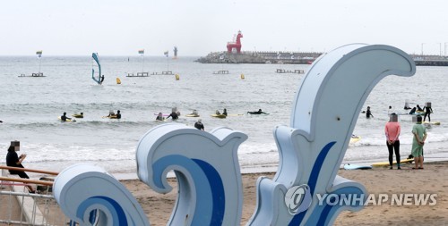 제주 해수욕장서 서핑