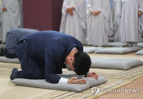 삼배하는 김두관 의원
