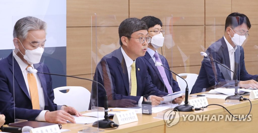 코로나19 피해지원 3종 패키지 주요 내용 발표하는 안도걸 2차관
