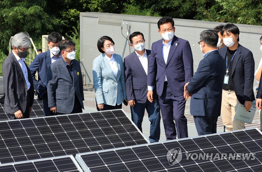 태양광 발전설비 살펴보는 송영길 대표