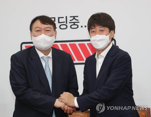 윤석열 예비후보 손잡은 이준석 대표