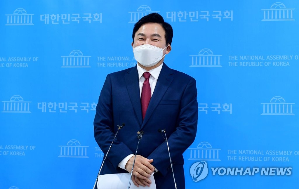 취재진 질문에 답하는 원희룡
