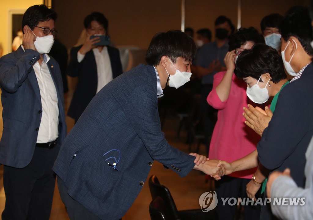 구미 당원들에게 인사하는 이준석