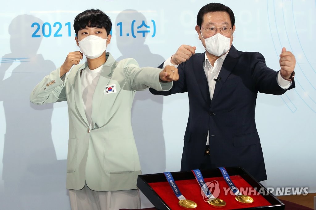 광주시 명예홍보대사 안산 '활시위 세리머니'