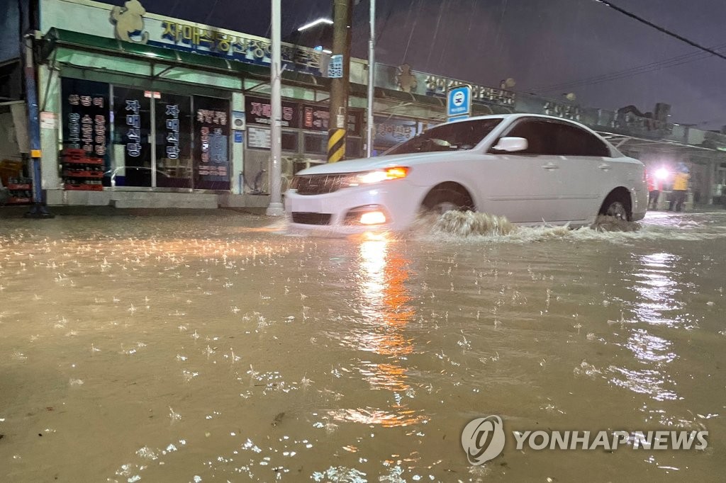 태풍이 몰고 온 폭우…흙탕물 들어찬 도로
