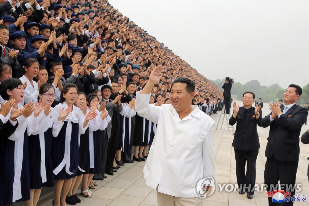 북한 김정은, 청년절 경축행사 참가자들과 기념사진
