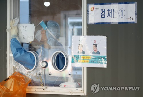 신규확진 1천804명…오전 검사 준비하는 의료진
