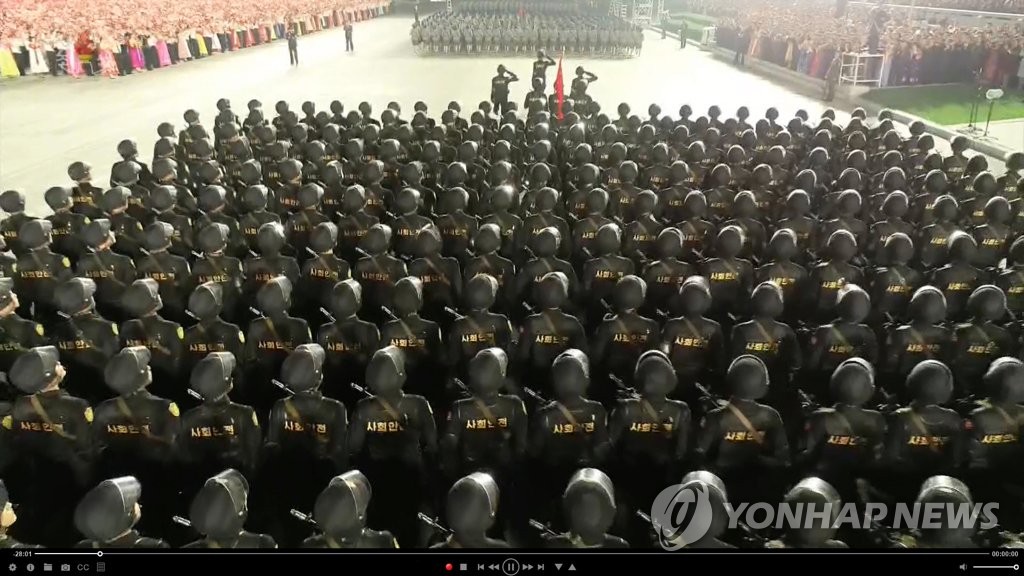 김정은 향해 경례하며 행진하는 북한 사회안전군