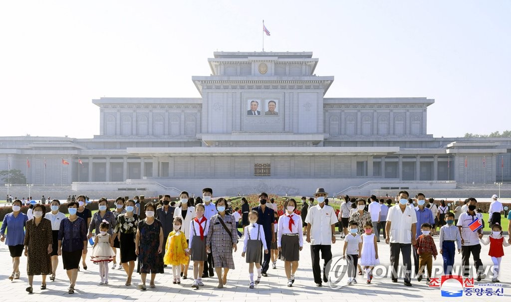 금수산태양궁전 찾은 북한 각계층 근로자들