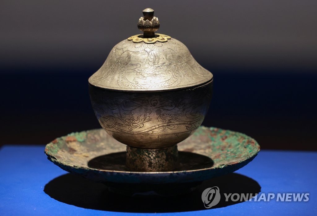 무령왕릉 받침 있는 은잔