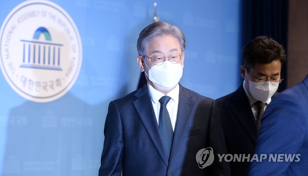 기자회견장 떠나는 이재명
