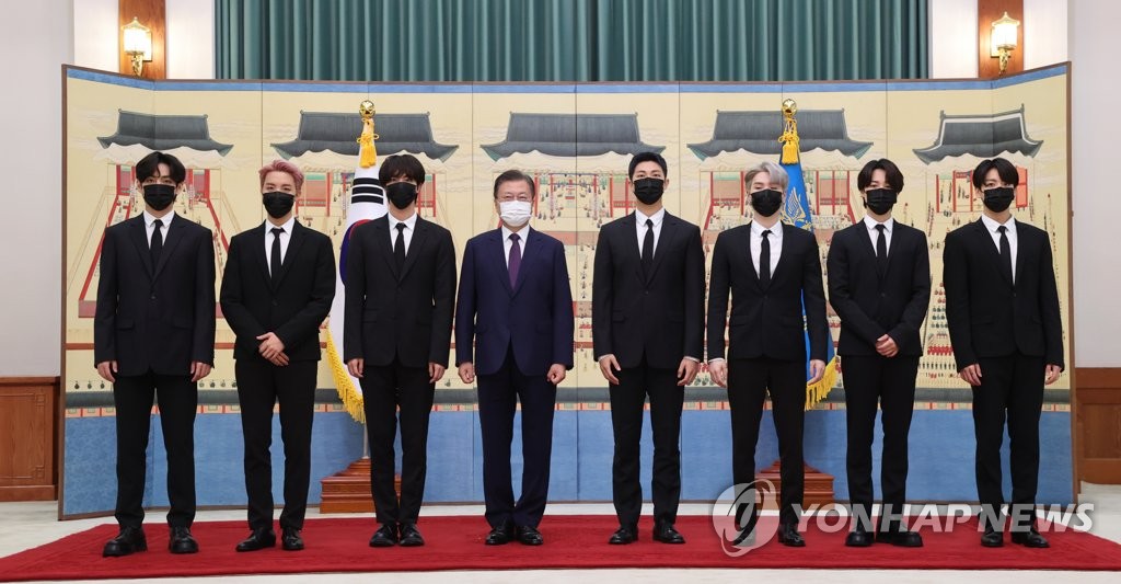 Moon se reúne con BTS Moon se reúne con BTS