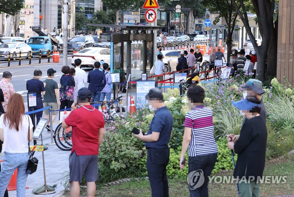 선별진료소 앞 긴 줄