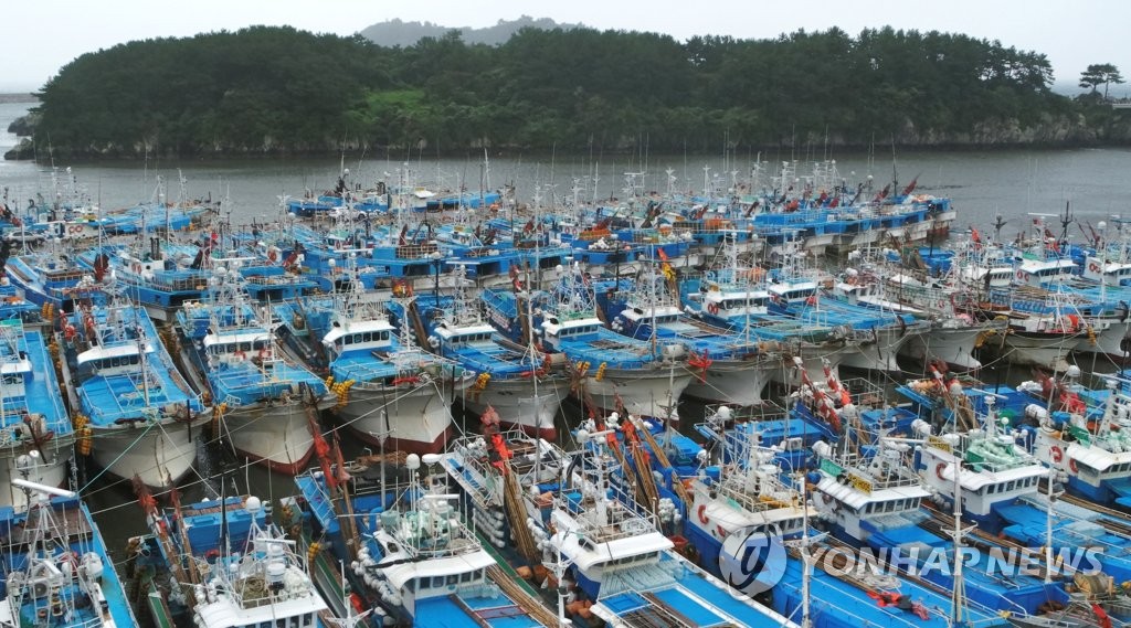 태풍 '찬투' 북상…대피한 어선들