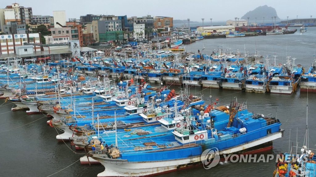 태풍 '찬투' 북상…대피한 어선들