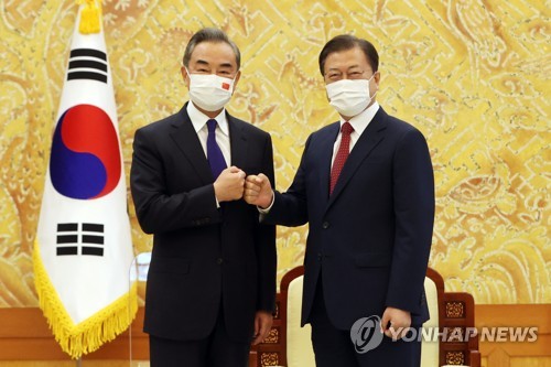 왕이 외교부장과 사진촬영 하는 문재인 대통령