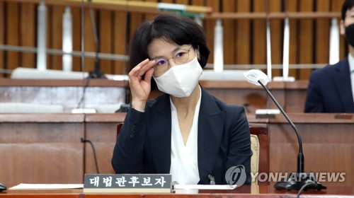 안경 고쳐쓰는 오경미 대법관 후보자