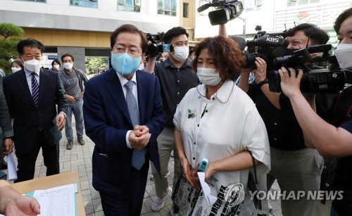 경상남도 남명학사 서울관 방문한 홍준표 후보