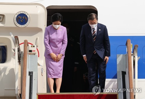 출국인사하는 문 대통령