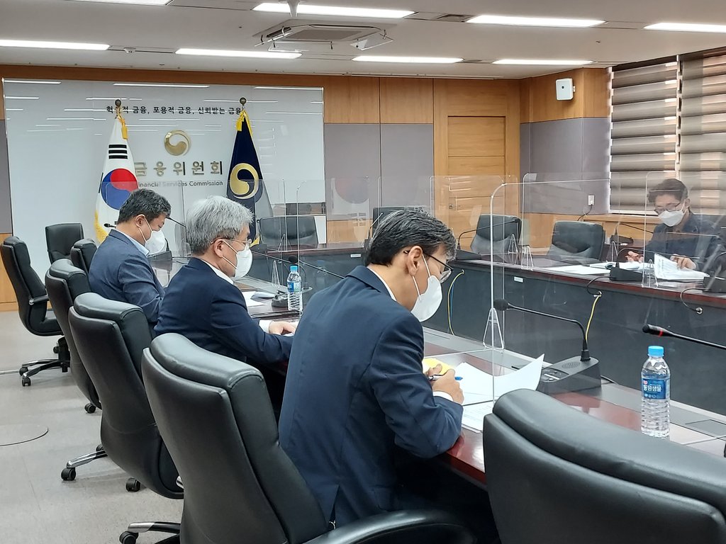 This photo, provided by the Financial Services Commission (FSC) on Sept. 22, 2021, shows Koh Seung-beom, chief of the financial regulator, presiding over a meeting with the Financial Supervisory Service over cryptocurrency exchanges. (PHOTO NOT FOR SALE) (Yonhap)