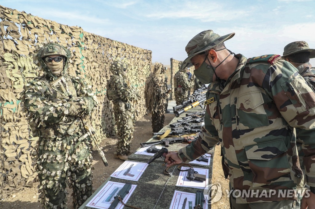 SCO 합동 훈련장서 장비 살피는 인도 군인들