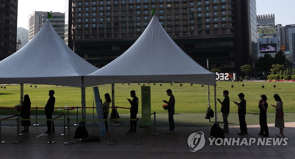 검사 기다리는 시민들