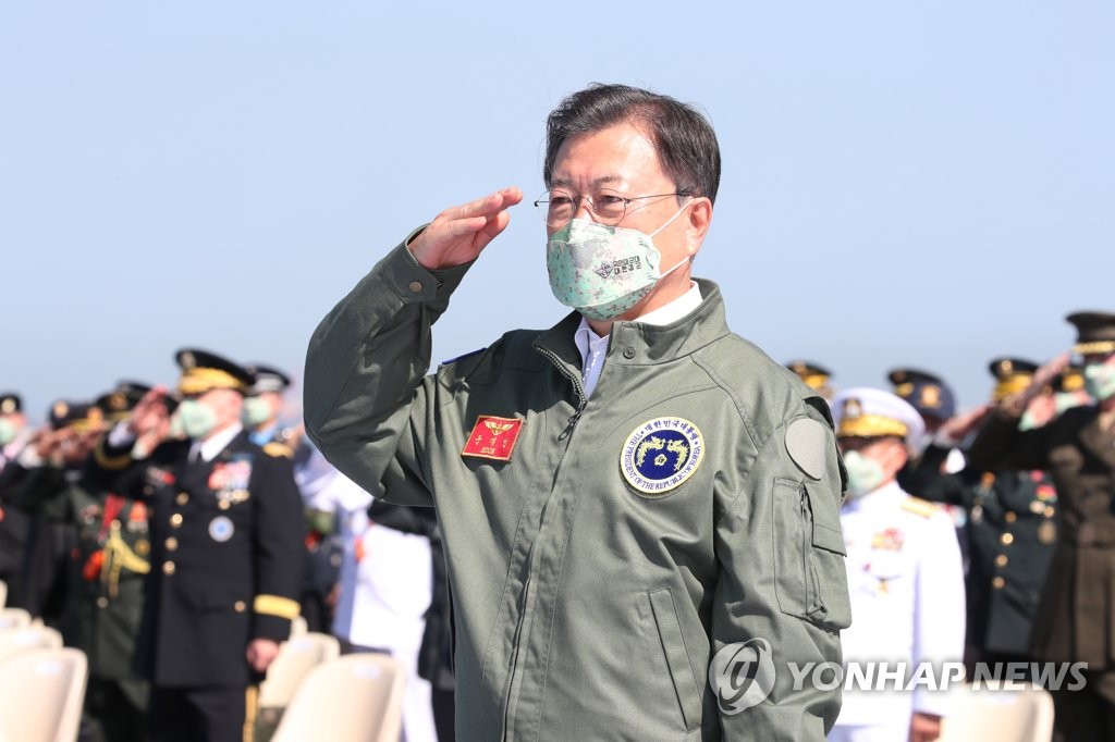 국군의 날 기념식 경례하는 문재인 대통령