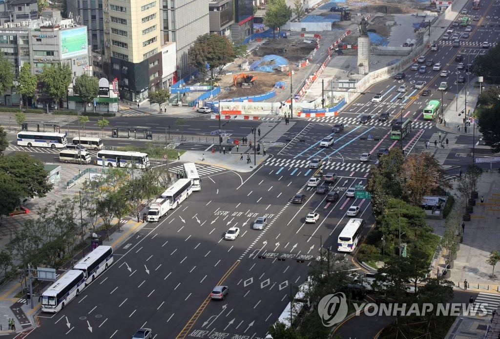 도심 대기 중인 경찰 버스