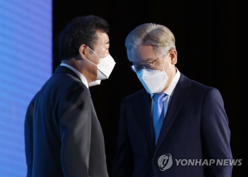 단상에서 내려오는 이재명 후보와 이낙연 후보