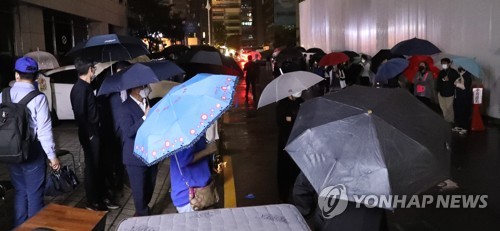 민주당사 앞에 모인 이낙연 전 대표 지지자들