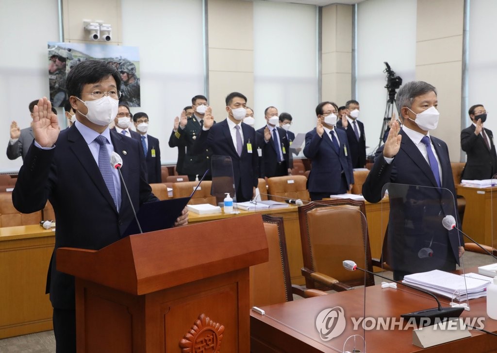 선서하는 강은호 방위사업청장과 허건영 국방기술품질원장