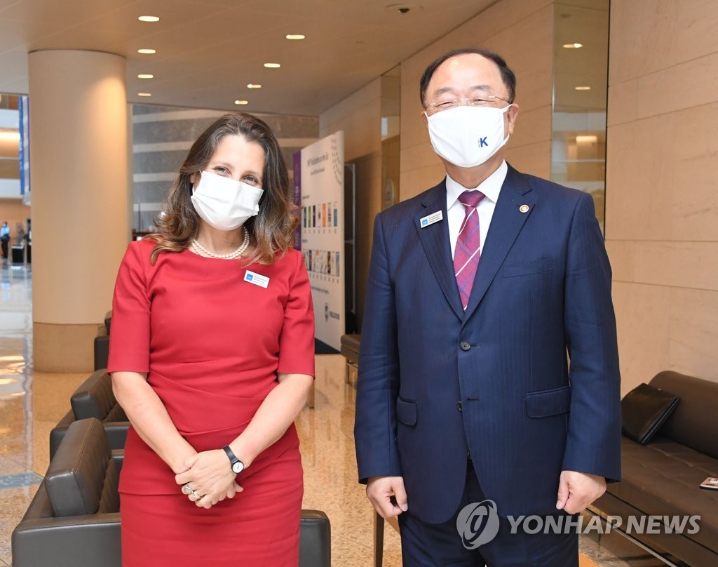 S. Korea-Canada finance ministers meet S. Korea-Canada finance ministers meet