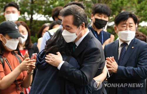 해단식 참석하며 지지자와 포옹하는 이낙연 전 대표