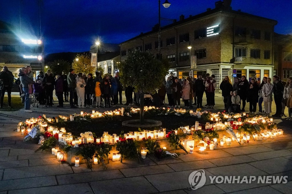 노르웨이 화살 공격 희생자 추모 촛불 밝히는 시민들