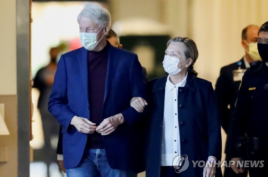 입원 6일만에 병원 나서는 클린턴