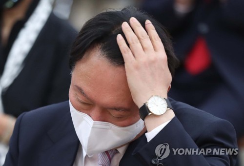 머리 넘기는 윤석열